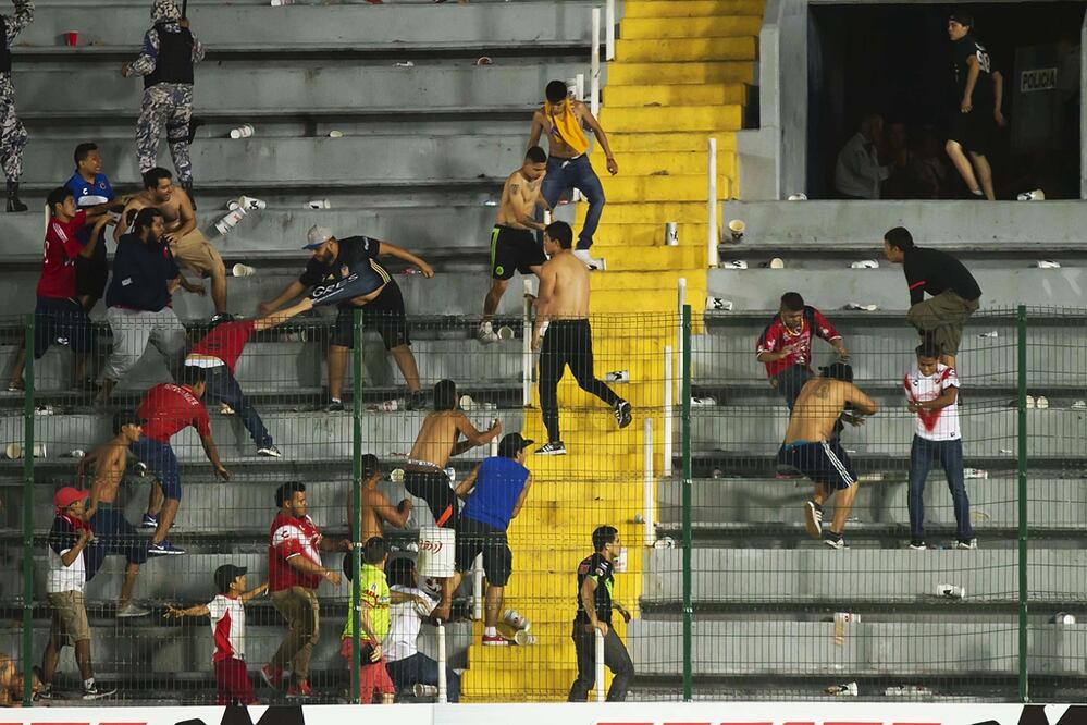 El malestar de algunos aficionados de Tiburones Rojos de Veracruz se apreció ante la violencia que protagonizaron contra sus homólogos de Tigres de la UANL en las gradas del estadio Luis "Pirata" Fuente que podría sufrir un veto. Foto Imago7