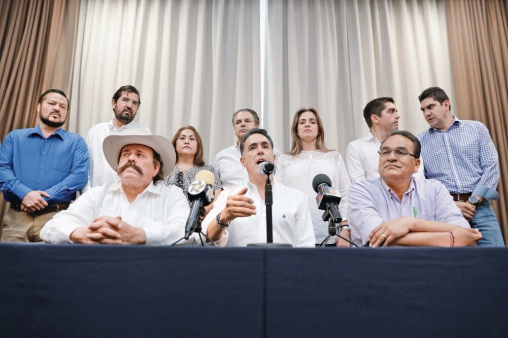 Armando Guadiana, de Morena (izq.), y Javier Guerrero, independiente (der.) mostraron su apoyo al panista Guillermo Anaya (centro). (IVÁN STEPHENS. EL UNIVERSAL)