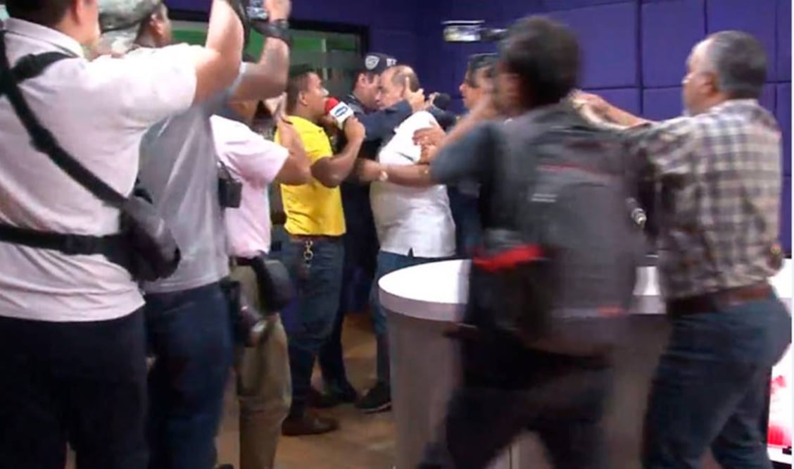 En presencia de distintos medios de comunicación de Honduras, el periodista hondureño David Romero Ellner se dispone a ser detenido este mediodía en Tegucigalpa. (Periódico La Tribuna, de Honduras)