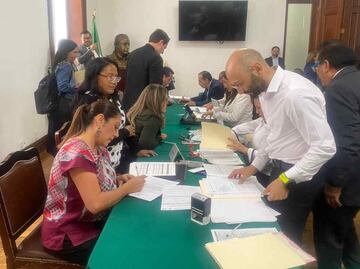 Entre risas y abrazos, arranca credencialización de diputados del Congreso de la CDMX