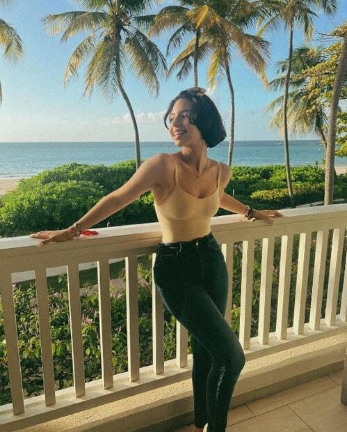 Ángela Aguilar impone tendencia con body color nude desde Puerto Rico