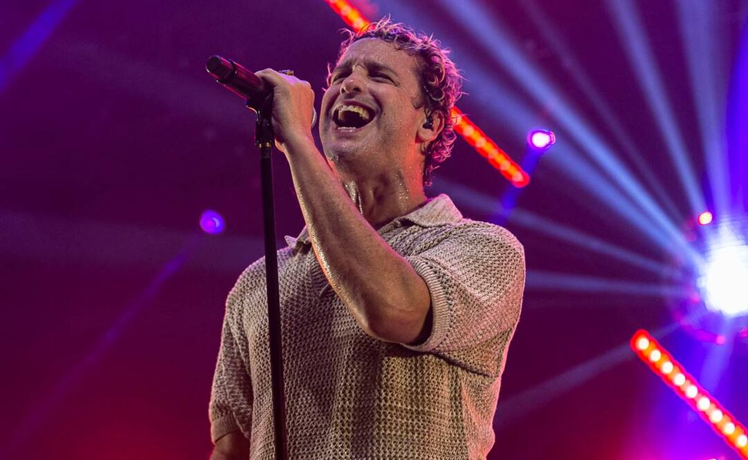 El vocalista Julio Briseño se empapó en sudor por la entrega que puso bailando cada canción. Foto: Ocesa.