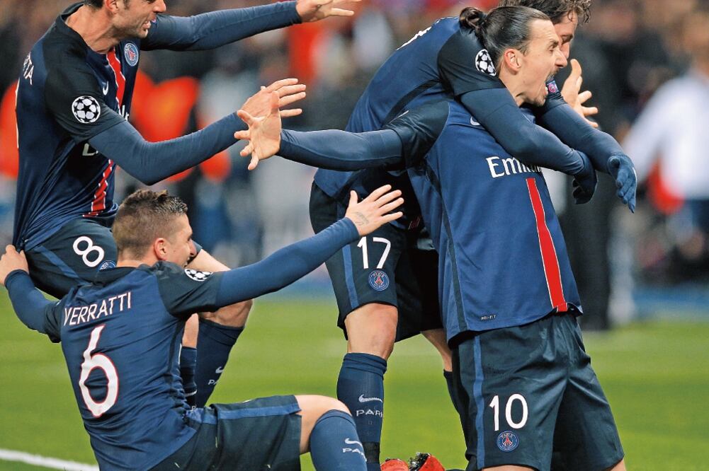 Zlatan Ibrahimovic abrió el marcador en el juego al cobrar un tiro libre directo que la barrera dejó pasar (CHRISTOPHE ENA. AP)