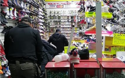 Incautan casi mil pares de tenis “clones” en zapaterías de Ecatepec