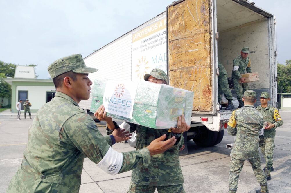 La ayuda canalizada por MAEPEC llegó a las instalaciones del Quinto Regimiento Mecanizado, localizado en Cuautla, Morelos, donde 60 soldados del Plan DNIII-E descargaron los víveres (BERENICE FREGOSO. EL UNIVERSAL)