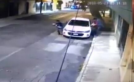 Así roban espejos de auto en la Del Valle; denuncian delito similar en la Roma