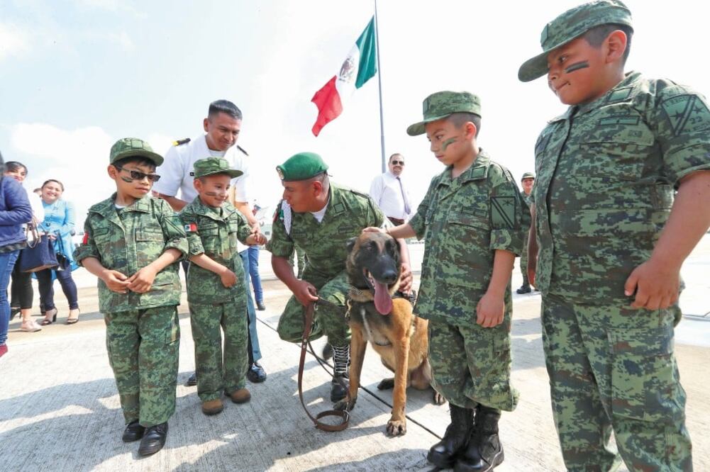 Como parte de sus actividades, los cuatro niños que fueron soldados por un día conocieron a los perros entrenados de las Fuerzas Armadas. Foto: JORGE ALVARADO. EL UNIVERSAL