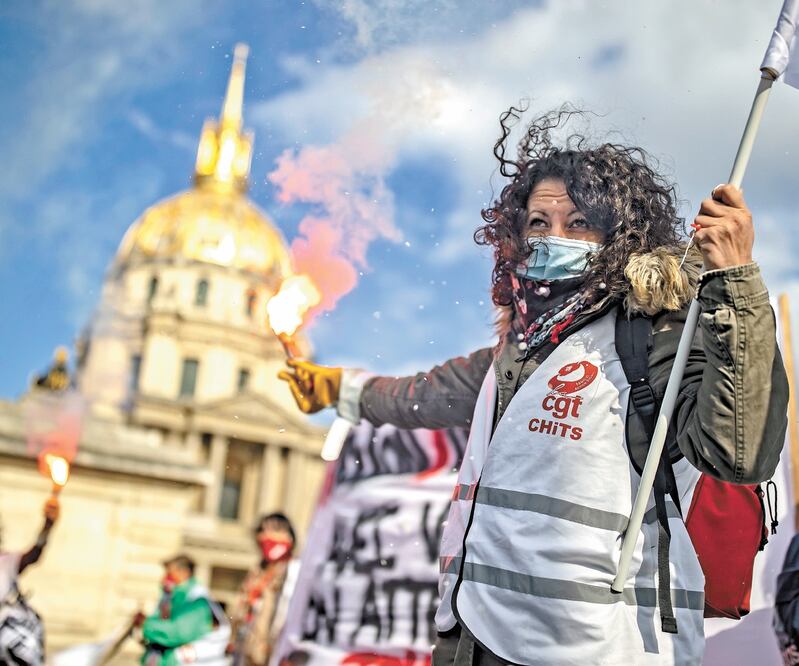 Empleados sanitarios, ayer en una protesta en la que exigieron mejores condiciones de trabajo en París. Esto, en medio del fuerte rebrote que enfrenta Francia. Foto: Ian Langsdon. EFE