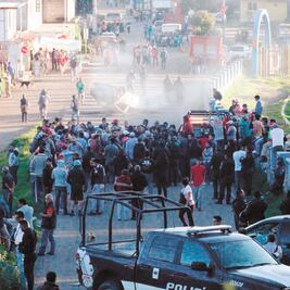 Con quema de vehículo, impiden en Morelos detención de presuntos ladrones 