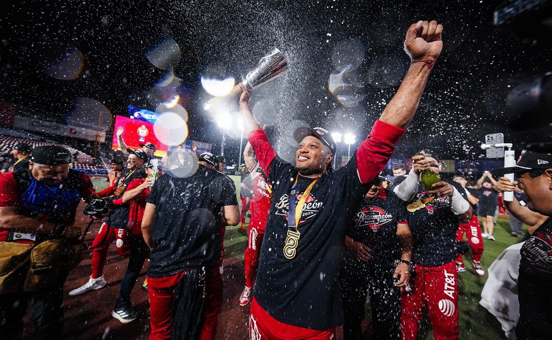 Robinson Canó celebra con el trofeo 108 Costuras que ganaron los Diablos en la Serie del Rey | FOTO: LMB