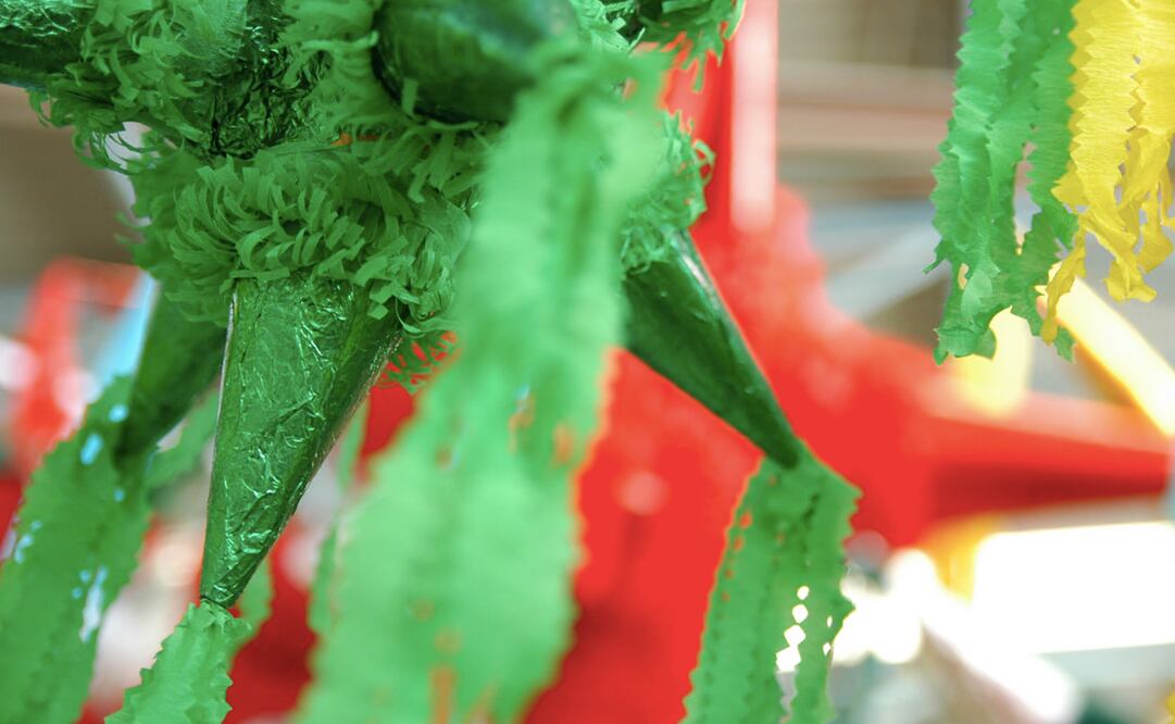 La piñata original era una olla de barro, pero posteriormente se le cubrió con papel china de colores para hacerla más llamativa, lo cual busca representar los placeres superfluos - Foto: Juan Carlos Reynoso/EL UNIVERSAL