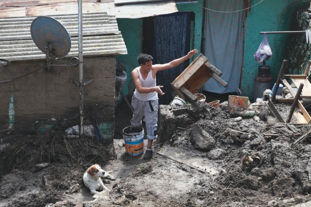 La suegra del joven de 29 años es discapacitada y estaba en una cama, donde se acumuló el fango y la atrapó (VALENTE ROSAS. EL UNIVERSAL)