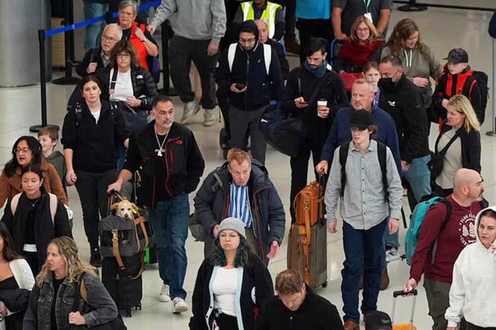 Los viajeros se desplazan por la terminal principal del Aeropuerto Internacional de Denver, el martes 25 de noviembre de 2025. FOTO: DAVID ZALUBOWSKI. AP