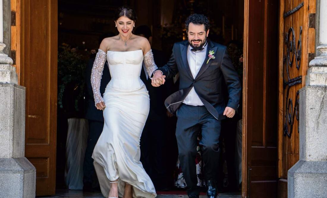 Cassandra Sánchez Navarro y José Eduardo interpretan a una pareja que fingirá una boda para quedarse con el dinero de la mesa de regalos. Foto: Disney (16/01/2025)