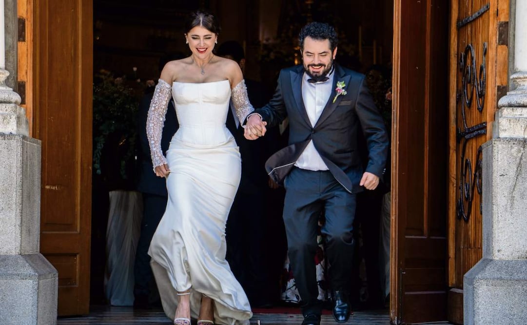 Cassandra Sánchez Navarro y José Eduardo interpretan a una pareja que fingirá una boda para quedarse con el dinero de la mesa de regalos. Foto: Disney (16/01/2025)