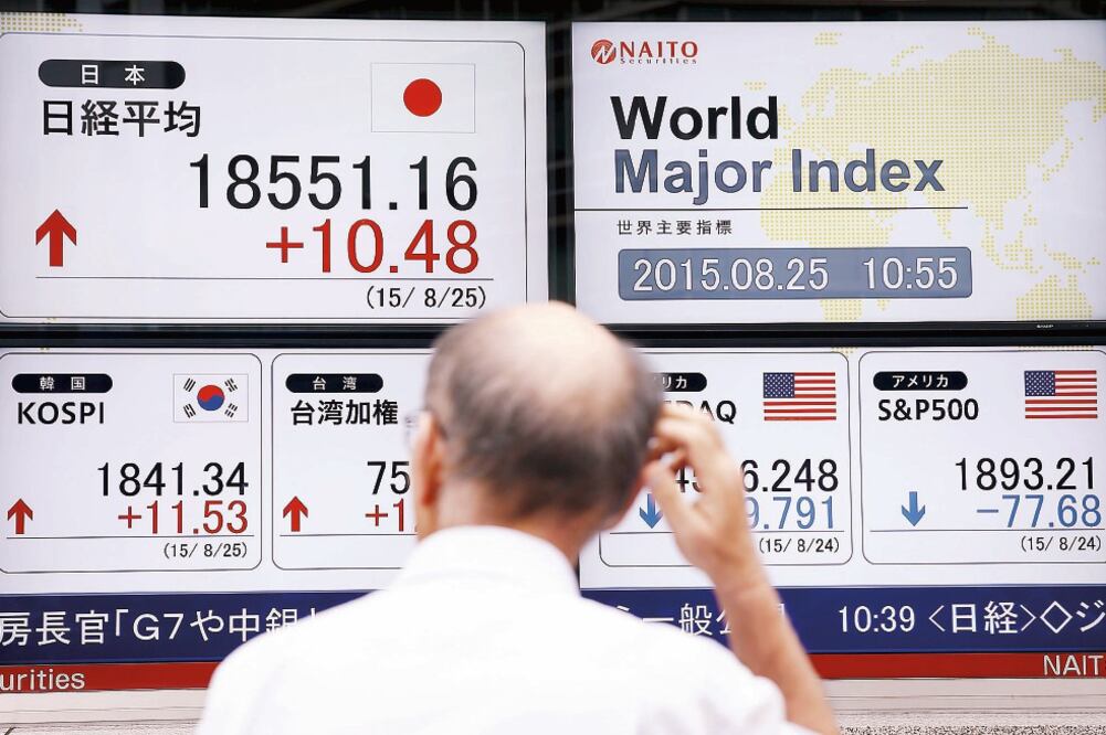 Para analistas de Moody’s, la economía global enfrenta grandes retos por China, el estancamiento de Europa y la expectativa por los cambios monetarios en EU, lo que complica el escenario económico para México en 2015 y 2016 (THOMAS PETER. REUTERS)