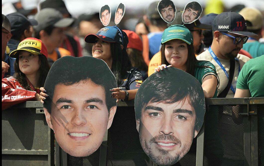 Seguidoras de los pilotos Sergio “Checo” Pérez y del español Fernando Alonso, durante la primer jornada del Gran Premio de México. Foto: AFP