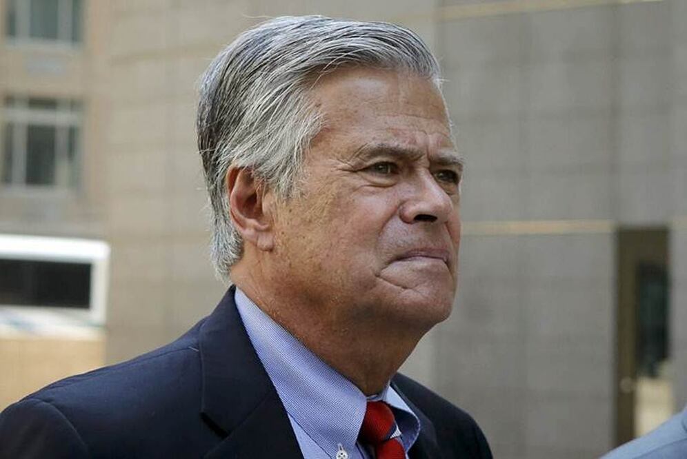 Skelos fue detenido por las autoridades federales el pasado lunes junto a su hijo Adam y ambos se enfrentan a seis cargos, tres por extorsión, dos por pedir sobornos y uno por conspiración para cometer fraude