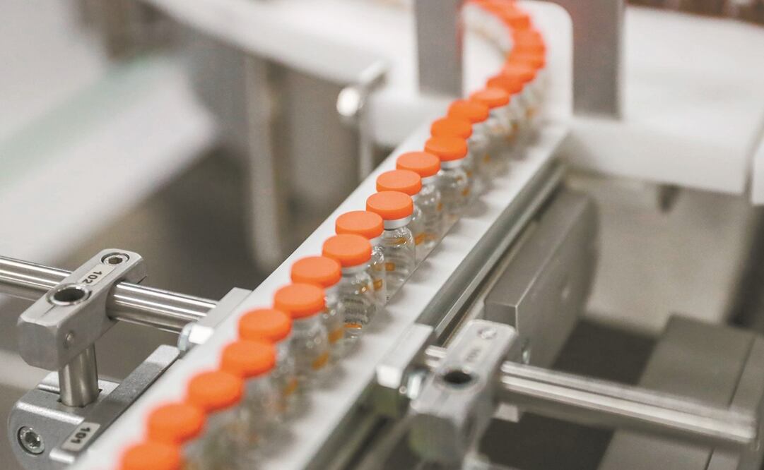 La vacuna AstraZeneca se está envasando en México y habrá suficientes, asegura el Presidente. Foto: ARCHIVO EL UNIVERSAL