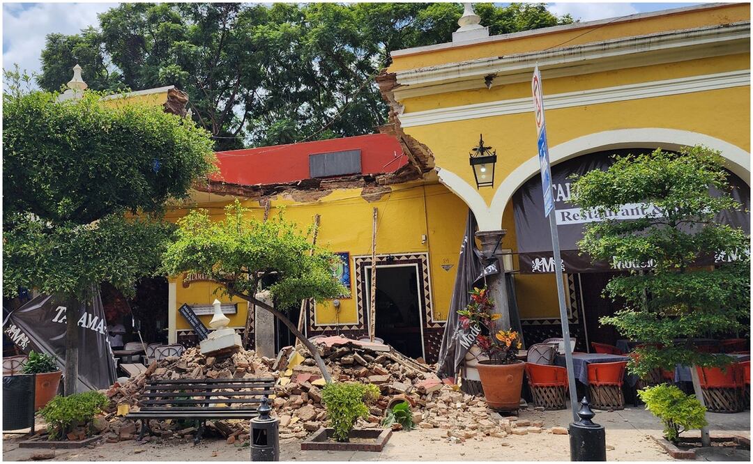 En videos que circulan en redes sociales se observa el momento del desplome de una parte de la bóveda al exterior del Parián en Jalisco. Foto: X (@GobTlaquepaque)