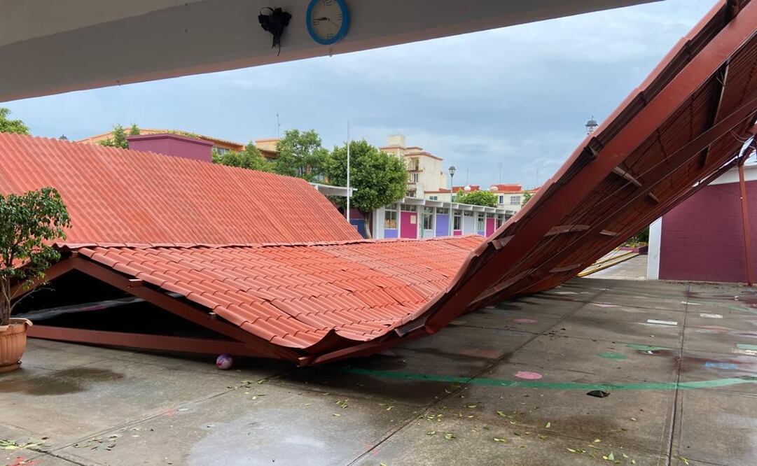 La techumbre de un kínder se colapsó en Tecámac sin que se reportaran personas lesionadas. Foto: Especial