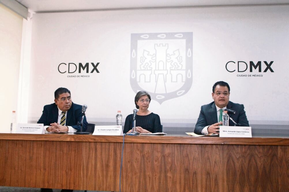 Gerardo Romero, director de Empleo, Capacitación y Fomento Cooperativo de la STyFE; la secretaria del Trabajo y Fomento al Empleo, Claudia Luengas, y el secretario de Turismo, Armando López, durante el anuncio de la feria del empleo (ESPECIAL)