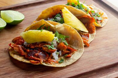 Cómo nacieron los tacos al pastor, orgullo gastronómico mexicano