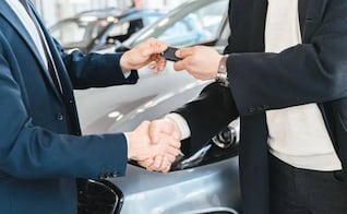 Cuál es el monto de dinero en efectivo que pone el SAT para comprar un auto