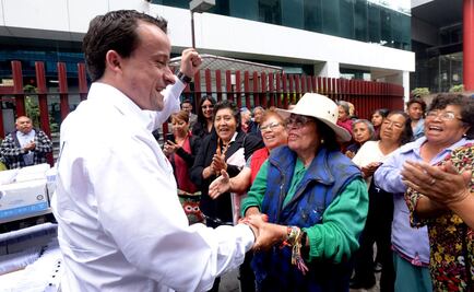 ​Arriola cuestiona a Barrales sobre recursos para fondear tarjetas de cartón