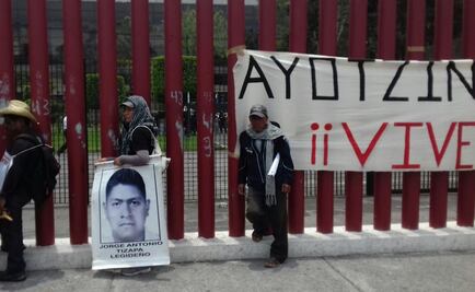 Padres de los 43 protestan frente a la Cámara de Diputados