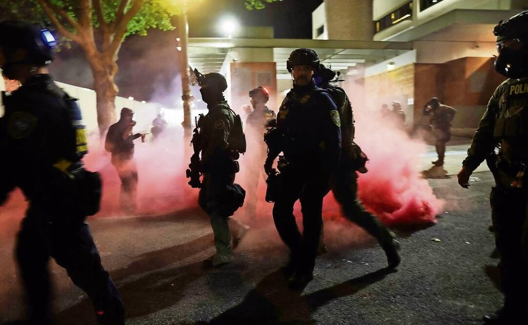 Agentes federales enfrentan a manifestantes, en Portland, Oregon. Foto: AFP/Archivo