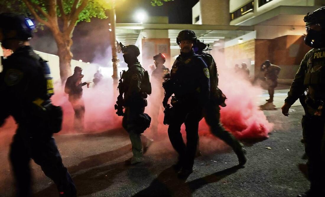 Agentes federales enfrentan a manifestantes, en Portland, Oregon. Foto: AFP