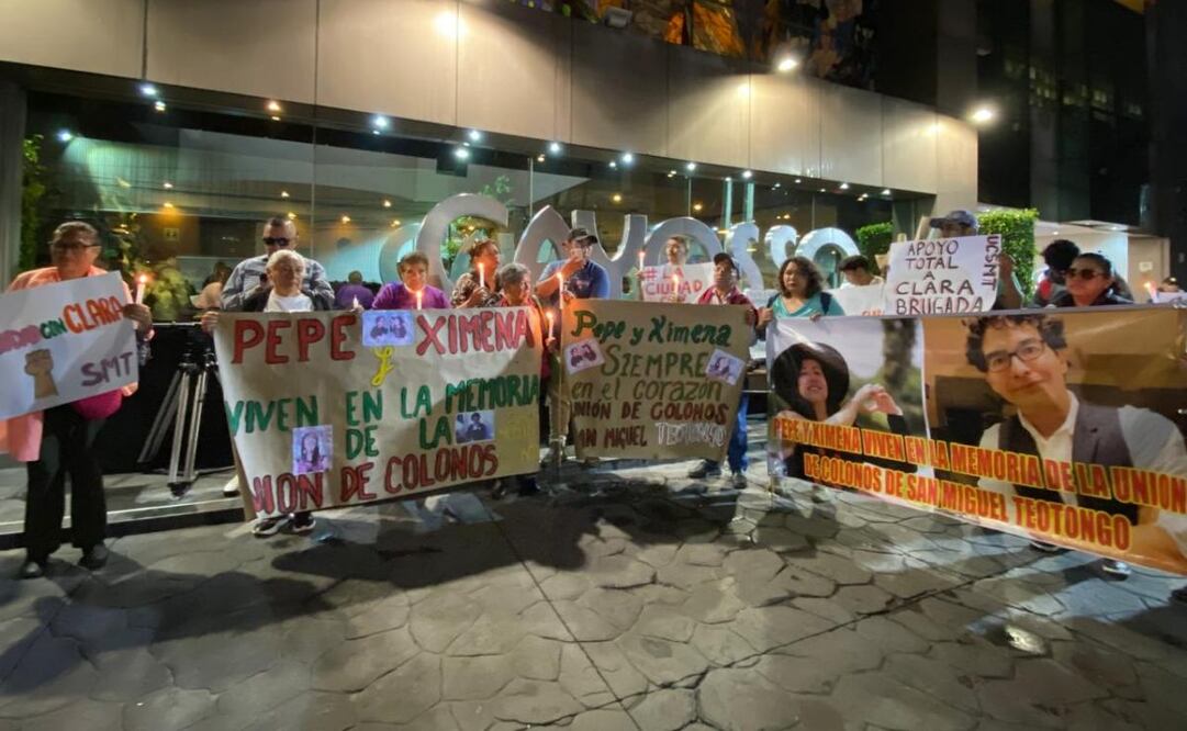 Familiares, amigos y compañeros de Ximena Guzmán y José Muñoz, colaboradores de la jefa de Gobierno de la Ciudad de México, Clara Brugada, asesinados la mañana de este martes en Calzada de Tlalpan, llegaron a la funeraria en donde son velados sus restos (20/05/2025). Foto: Valente Rosas