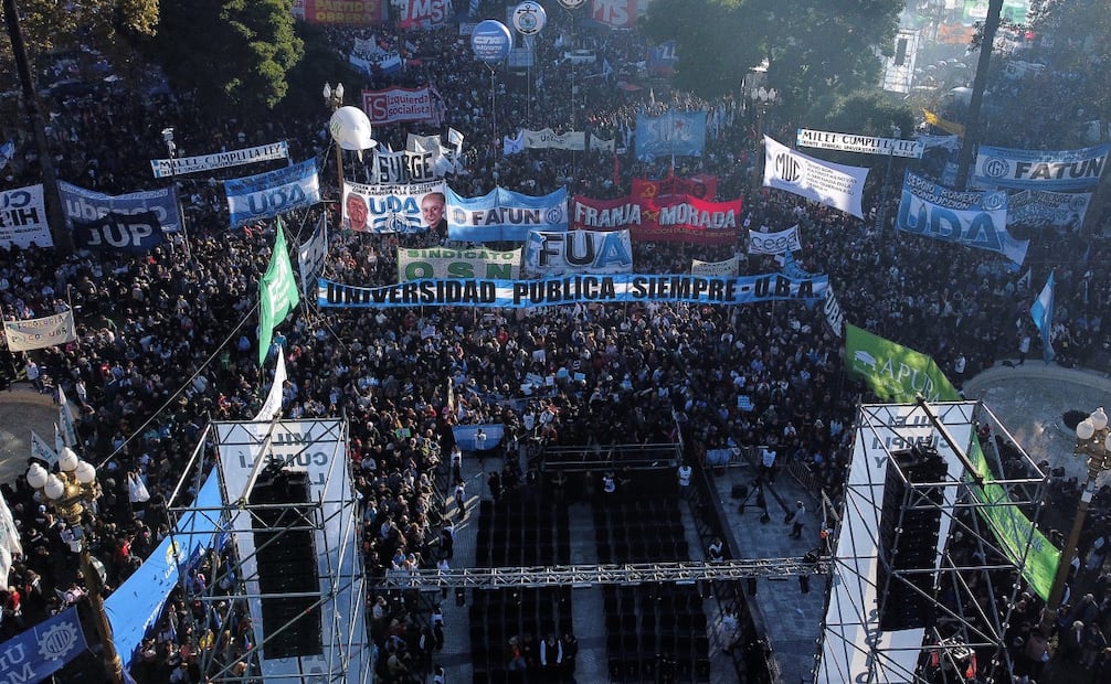 Fotografía aérea de personas participando en la 'Marcha Federal Universitaria' este martes, en Buenos Aires, Argentina (12/05/2026). Foto: EFE.