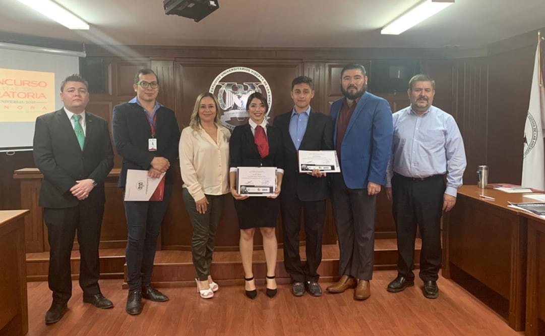 Al centro Joceline Velázquez, ganadora del Concurso Estatal de Oratoria El Universal 2019 (ESPECIAL)