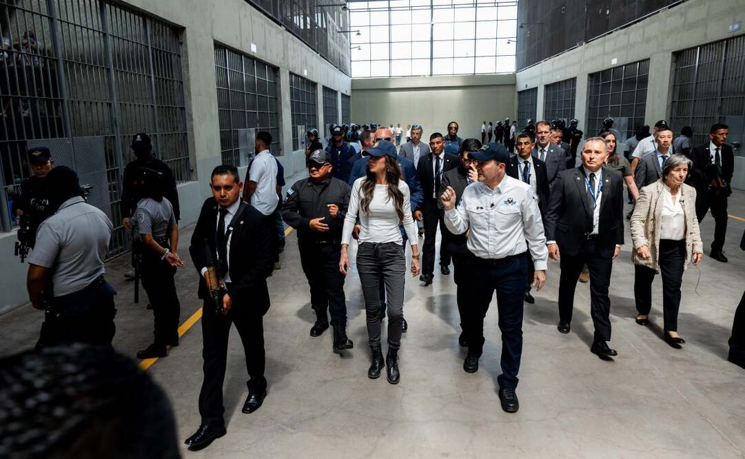 Fotografía cedida por el Gobierno de El Salvador donde se observa a la secretaria de Seguridad Nacional de Estados Unidos, Kristi Noem (c) haciendo un recorrido por el Centro de Confinamiento del Terrorismo (CECOT) este miércoles, en Tecoluca (El Salvador). Noem recorrió la cárcel salvadoreña de máxima seguridad donde se encuentran detenidos más de 200 migrantes venezolanos, expulsados en un vuelo por las autoridades estadounidenses tras acusarlos de pertenecer a la banda de crimen transnacional Tren de Aragua.
Foto: EFE