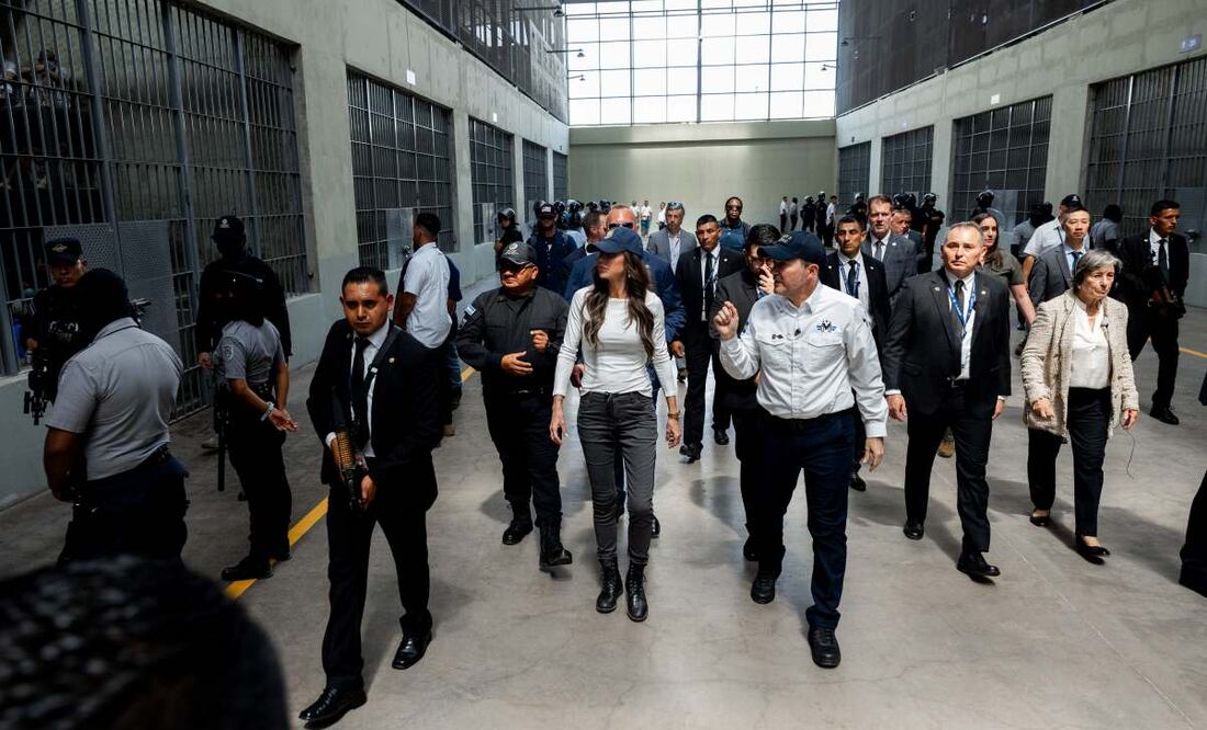 Fotografía cedida por el Gobierno de El Salvador donde se observa a la secretaria de Seguridad Nacional de Estados Unidos, Kristi Noem (c) haciendo un recorrido por el Centro de Confinamiento del Terrorismo (CECOT) este miércoles, en Tecoluca (El Salvador). Noem recorrió la cárcel salvadoreña de máxima seguridad donde se encuentran detenidos más de 200 migrantes venezolanos, expulsados en un vuelo por las autoridades estadounidenses tras acusarlos de pertenecer a la banda de crimen transnacional Tren de Aragua.
Foto: EFE