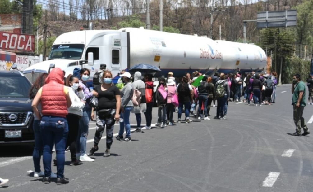 Mujeres y sus hijos bloquean la autopista México-Pachuca; exigen depósito del Salario Rosa