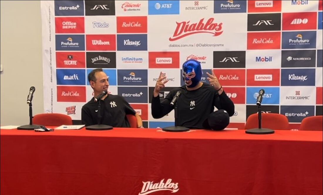 Giancarlo Stanton se colocó la máscara de Blue Demon y afirmó que no dudó en venir a la Ciudad de México / FOTO: Bruno Luna