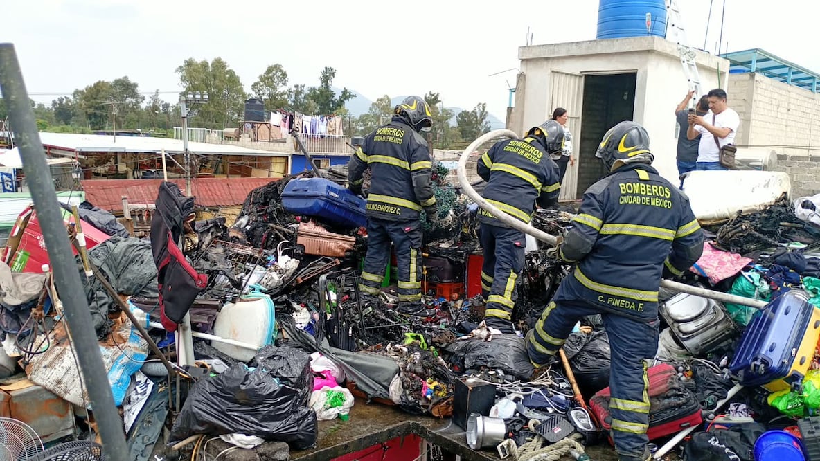 Se registra incendio de basura en azotea de vivienda en Iztapalapa. (Foto: especial)