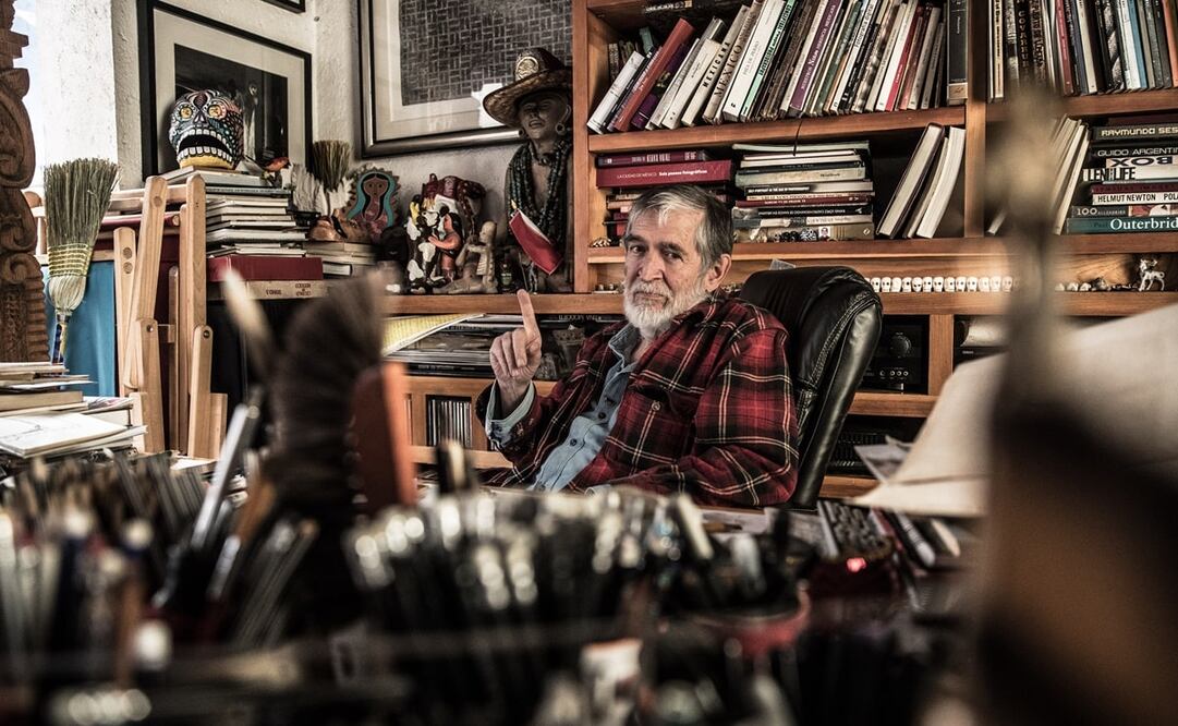 El diseñador gráfico Rafael López Castro en su estudio. Foto: Germán Espinosa/EL UNIVERSAL