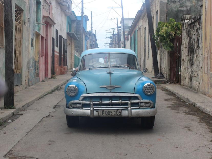 Un almendrón, como se conoce a estos antiguos automóviles estadounidenses, en una calle de La Habana. CRÉDITO: VICENTE ALFONSO