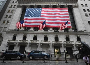 Wall Street cierra a la baja; Dow Jones cae 4.4%, preocupado por crisis de Covid-19