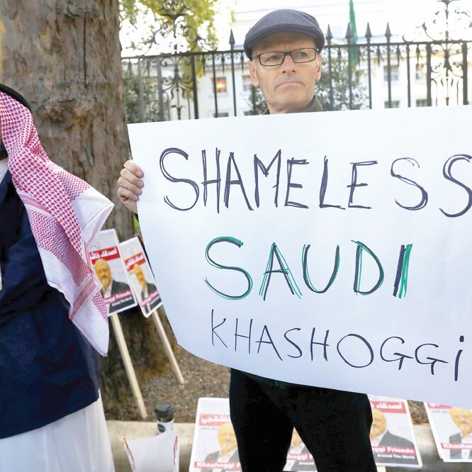 Enojo. Manifestantes protestaron ayer afuera de la embajada de Arabia Saudita en Londres por el asesinato del periodista Jamal Khashoggi. SIMON DAWSON. (REUTERS)