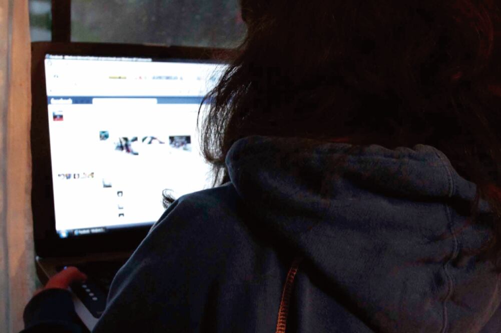 Autoridades señalaron que el hostigamiento se realiza por medio de las redes sociales. Exhortaron a los papás a conocer las contraseñas de sus hijos (ARCHIVO EL UNIVERSAL)