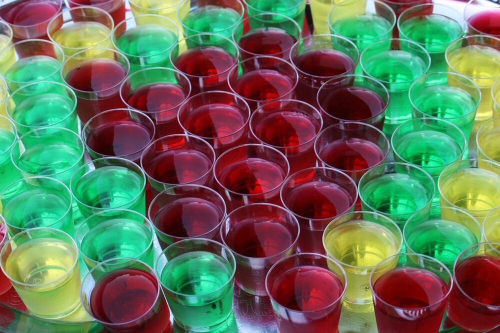 También conocidas como jelly shots, las gelatinas con piquete son un postre delicioso que debes preparar / Foto: Pixabay