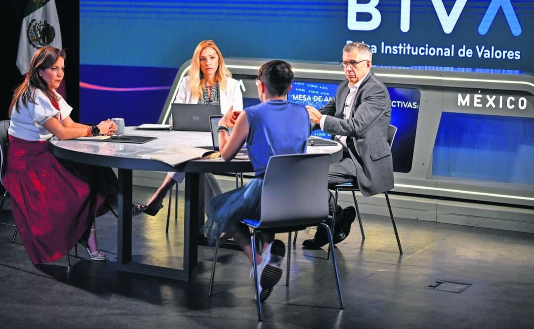 De izquierda a derecha, Alejandra Marcos, María Ariza, Carlos Serrano y Sofía Ramírez, durante una mesa de análisis organizada por Biva. Foto: Especial