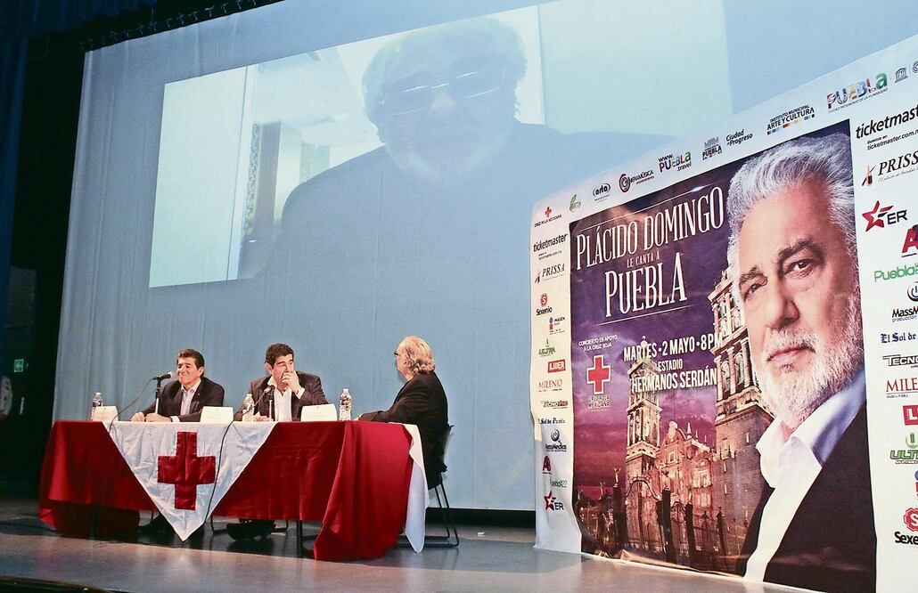 Álvaro Domingo (al centro), durante la videoconferencia de su padre, el tenor Plácido Domingo, quien en mayo dará un concierto benéfico en Puebla. (OMAR CONTRERAS. EL UNIVERSAL)
