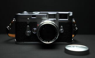 Subastan cámara fotográfica del papa Francisco en 7.5 millones de dólares