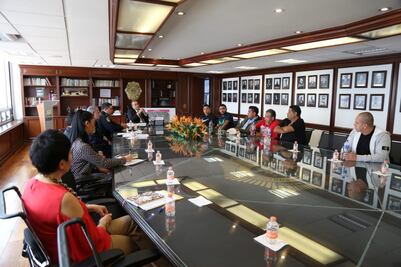 Raymundo Collins se reúne con barras de América y Chivas